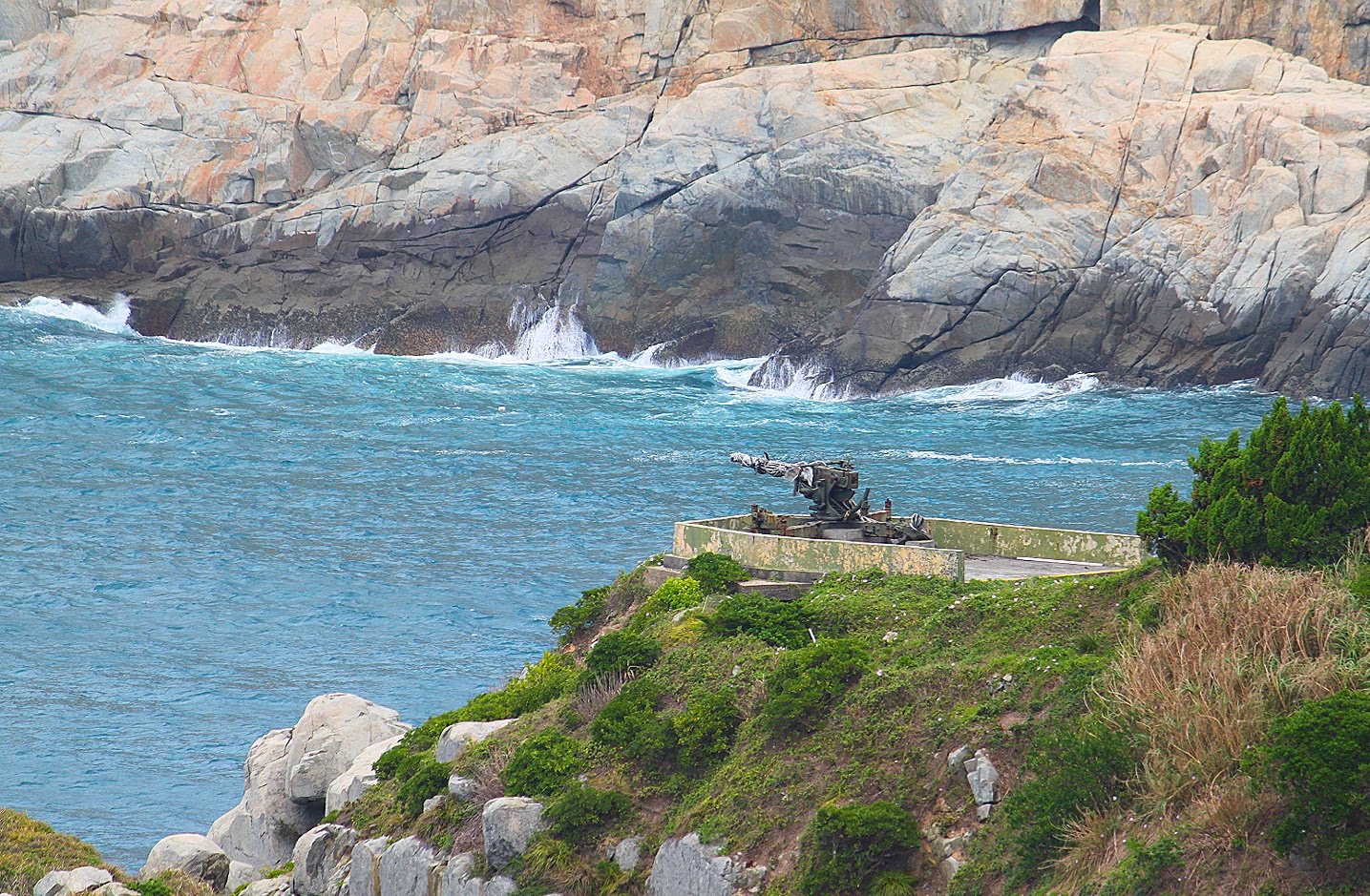 东引岛地势陡峭险峻,多悬崖峭壁,地貌景观更堪称奇景(摄影/廖晨光)