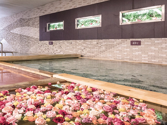 花卷温泉知名的玫瑰花汤池,玫瑰芬芳搭配温泉,让身心灵完全放松.