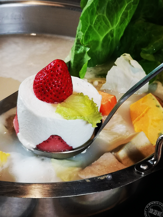 「飨鲜海陆火锅」推季节限定火锅__草莓起司牛奶锅(摄影:洪书瑱)